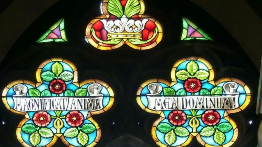 Hình ảnh minh họa: Sierning, Áo. Nhà thờ giáo xứ Thánh Têphanô - Cửa sổ kính màu (1906): dòng chữ Latinh "MAGNIFICAT ANIMA MEA DOMINUM" (Linh hồn tôi ngợi khen Chúa); Nguồn: Wikimedia Commons, ảnh của Wolfgang Saub