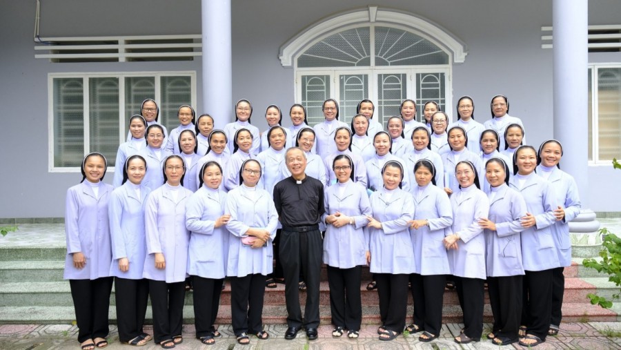 Cha Giuse chụp hình cùng quý chị Phụ trách sau khóa bồi dưỡng