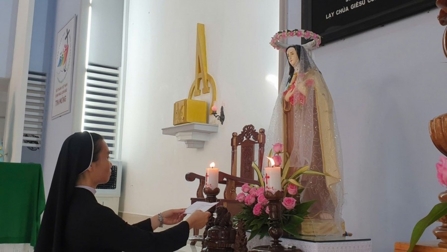 Sơ Học viện đang dâng những dòng tâm sự lên chị thánh Têrêsa
