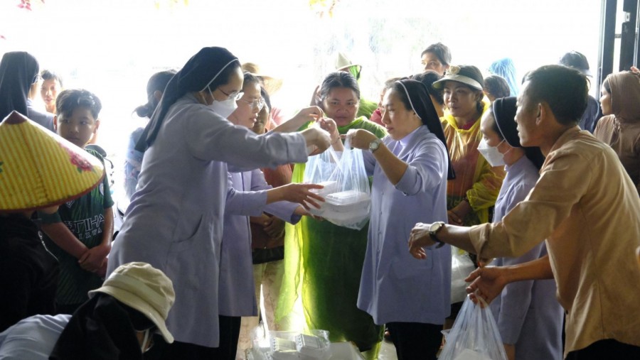 Hội Dòng Chia Sẻ Cùng Bà Con Vùng Lũ