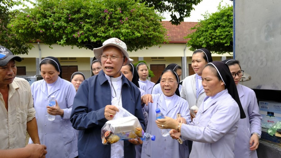 HỘI DÒNG TIẾP TỤC HƯỚNG VỀ BÀ CON VÙNG LŨ