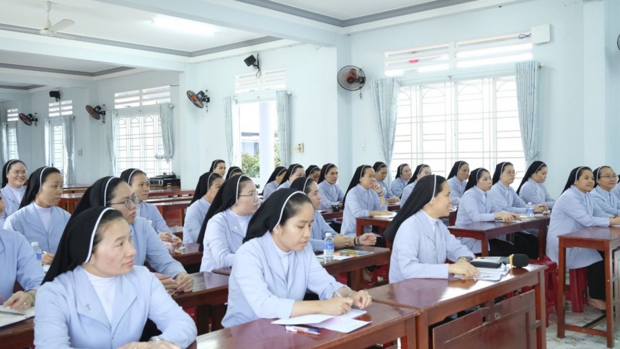 Khóa Bồi Dưỡng Quý Chị Em Khấn Trọn Từ 1 Đến 5 Năm Đợt II:  “Nữ tu Mến Thánh Giá Canh Tân Đời Sống Và Thi Hành Sứ Vụ Tông Đồ Thừa Sai Trong Tin Tưởng Và Hy Vọng”
