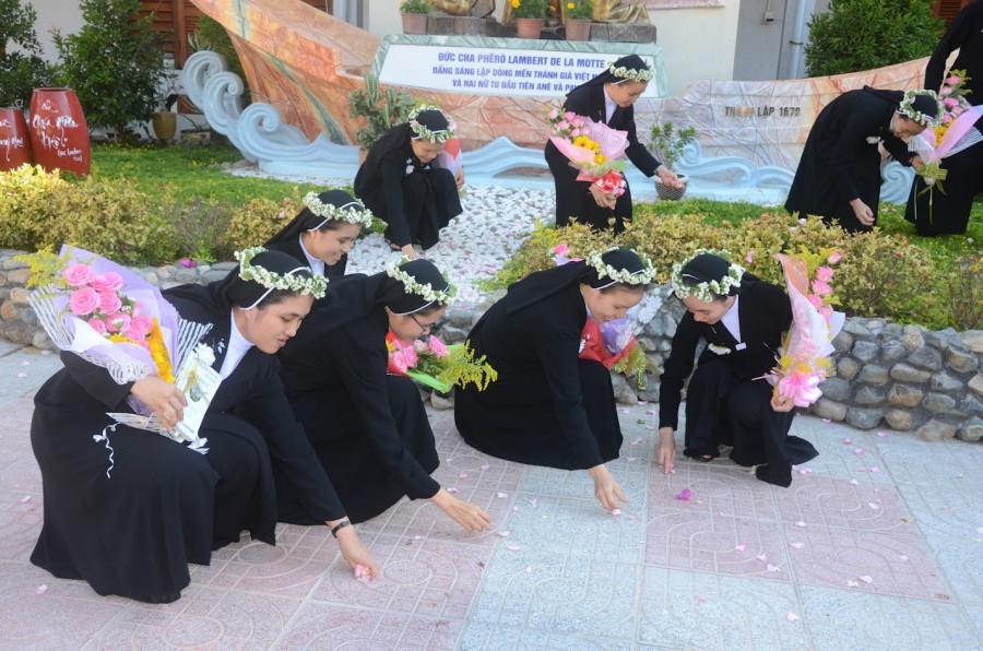 CÁC NHÂN ĐỨC –  ÂN BAN ĐỂ KIÊN TRÌ VÀ TRUNG TÍN  TRONG ĐỜI THÁNH HIẾN