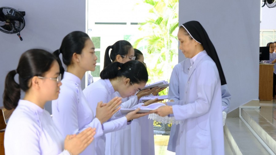 “Thưa, con đây”, Để Thuộc Trọn Về Đức Kitô Chịu Đóng Đinh