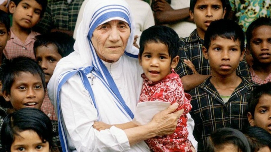 Mẹ Têrêsa cùng các trẻ em tại cơ sở truyền giáo của Mẹ ở Calcutta, Ấn Độ. Ảnh: Tim Graham — Getty Images.
