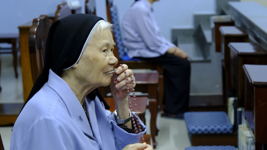 Những Đóa Hoa Âm Thầm Dưới Chân Mẹ
