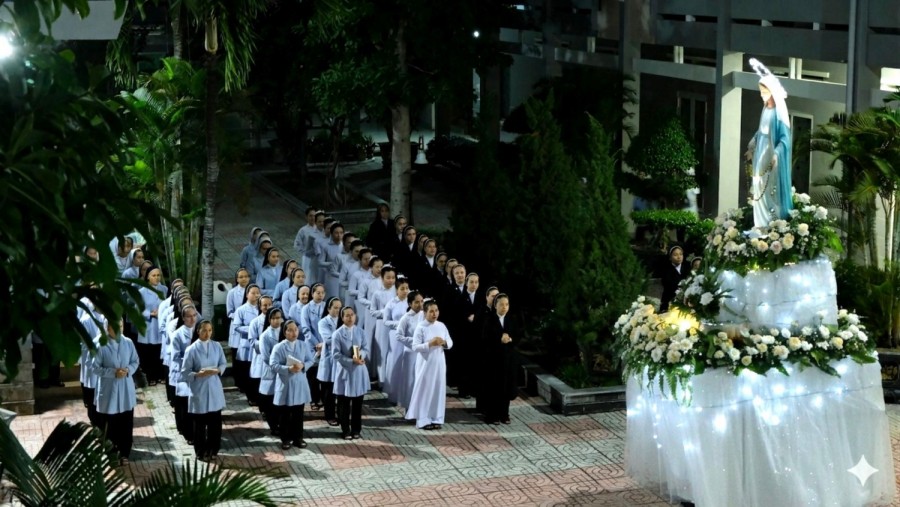 Tháng Hoa Và Nhịp Sống Mân Côi Của Người Nữ Tu Mến Thánh Giá