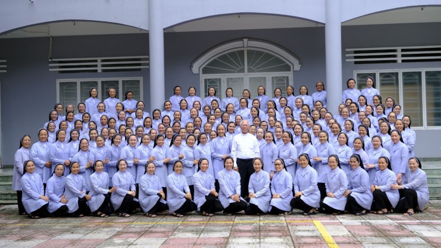 Đức Cha Giuse Huỳnh Văn Sỹ Gặp Gỡ, Chia Sẻ Cùng Chị Em Tham Dự Khóa Thường Huấn – Tĩnh Tâm năm 2026