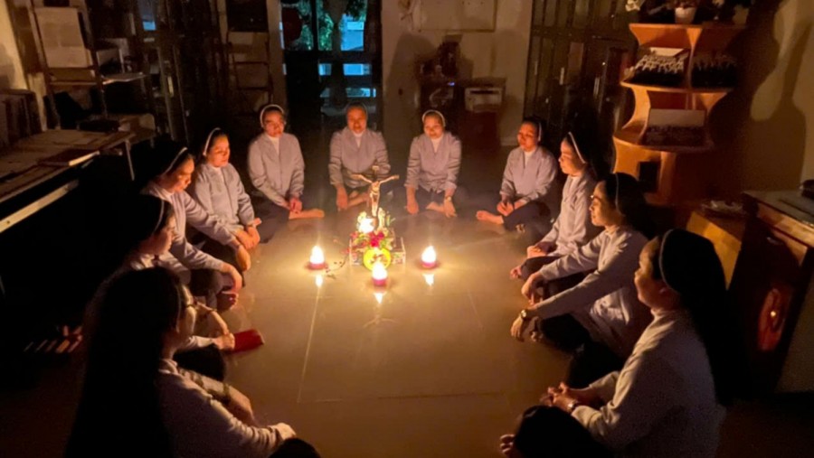 KHOẢNG LẶNG BÊN NHAU