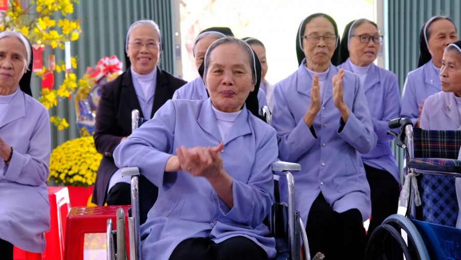 CHỊ VẪN Ở ĐÓ: Nhớ Về Chị, Người Đã Sống Với Chúa Qua Những Năm Tháng Bệnh Tật