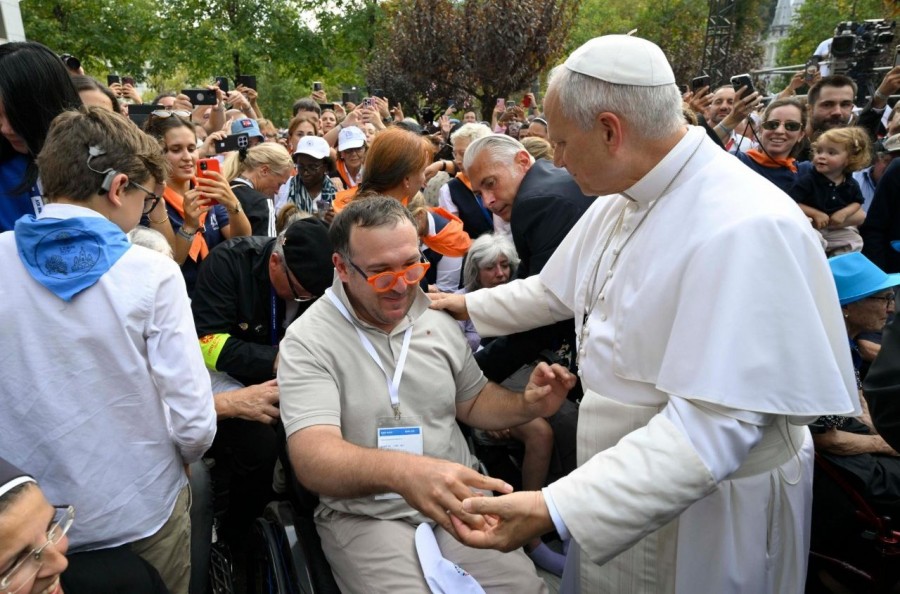 Đức Thánh Cha chào một bệnh nhân tại Lộ Đức  (@Vatican Media)