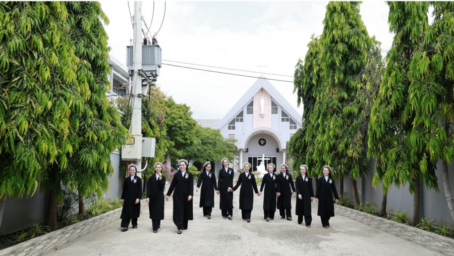 SAU NHỮNG TÁN CÂY XANH
