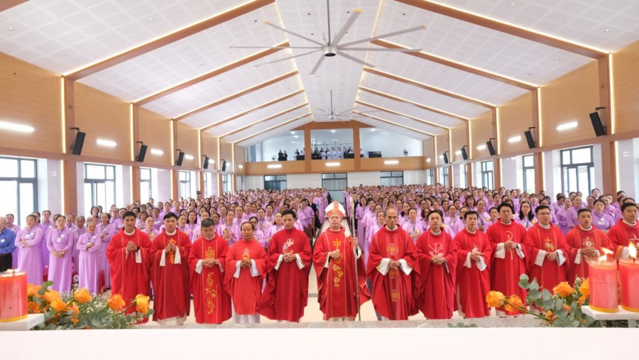 TỪ LỜI CAM KẾT ĐẾN NỀN MÓNG MỚI:  Một Ngày Đáng Nhớ Của Gia Đình Mến Thánh Giá Nha Trang