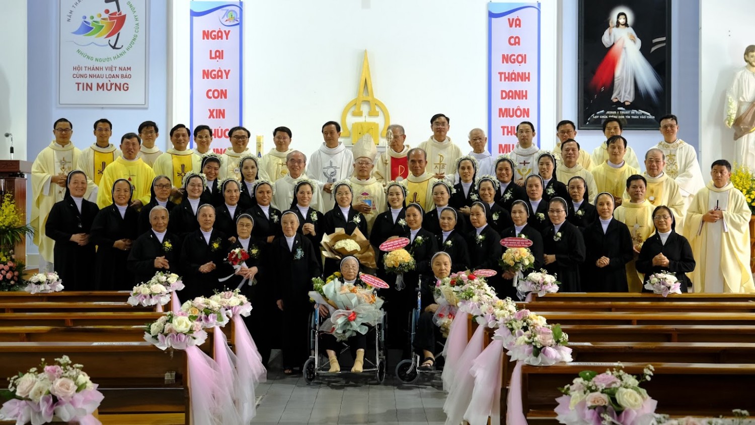 Đức GMGP, Qúy Cha chụp hình cùng các Khấn Sinh dịp lễ Vĩnh khấn, Ngân khánh, Kim khánh và Ngọc khánh 2025