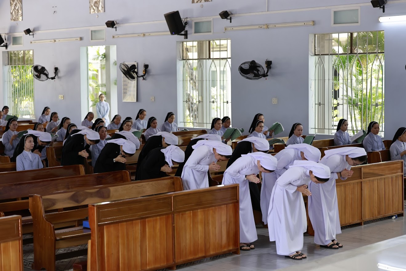 Các em Tiền Tập và Tập viện đang tiến vào Thánh đường HDMTNGT 2025