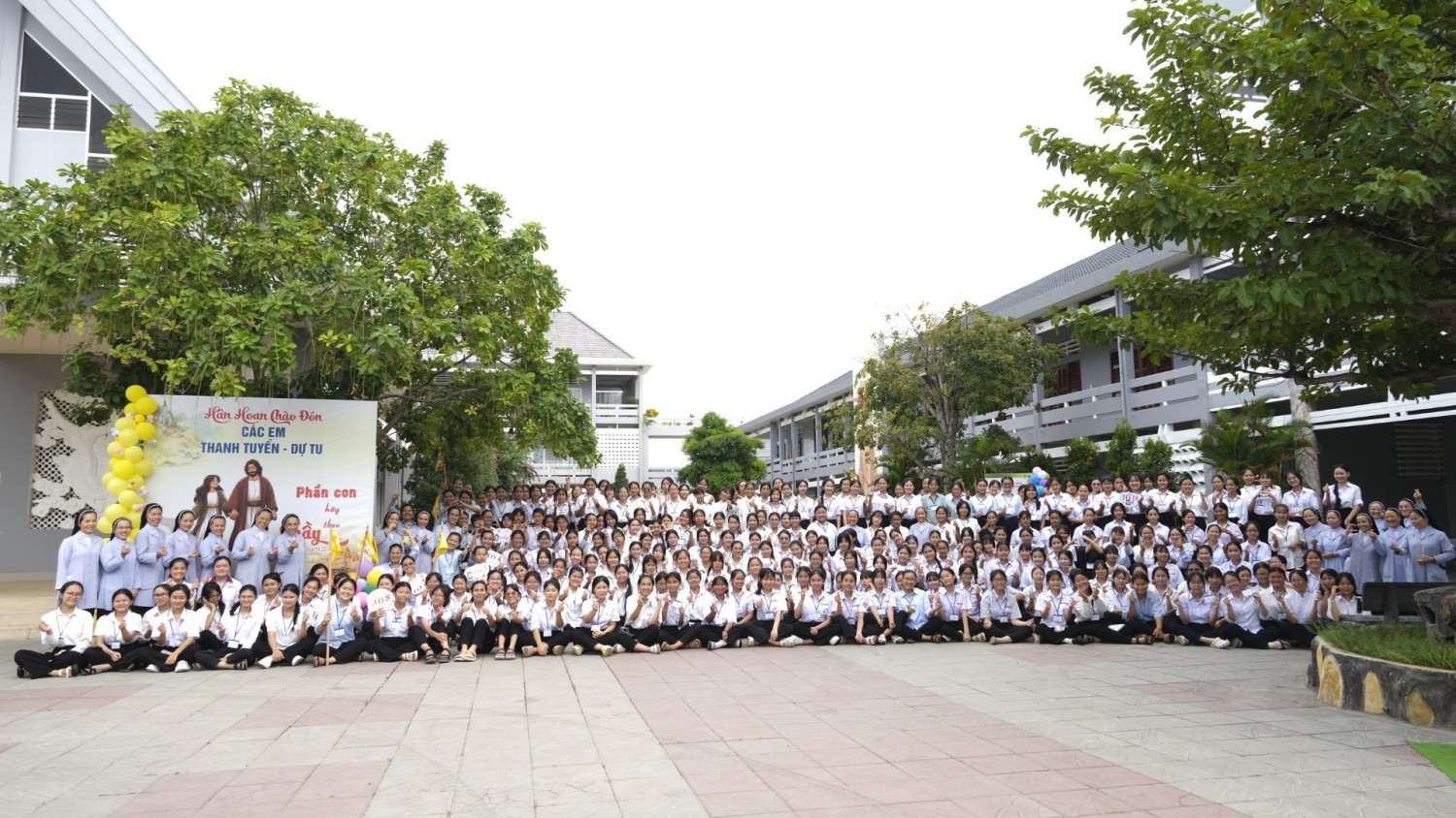 Các em chụp hình lưu niêm cùng Chị Tổng, chị Phó cùng quý chị giáo tại sân Hội dòng