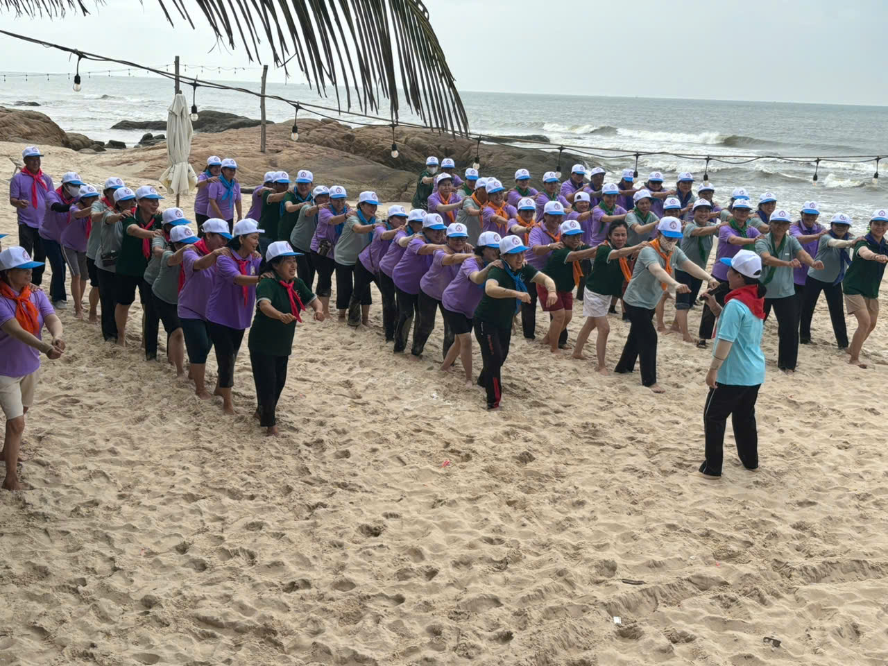 Hội viên HHTHMTG Nha Trang đang chơi trò chơi sinh hoạt