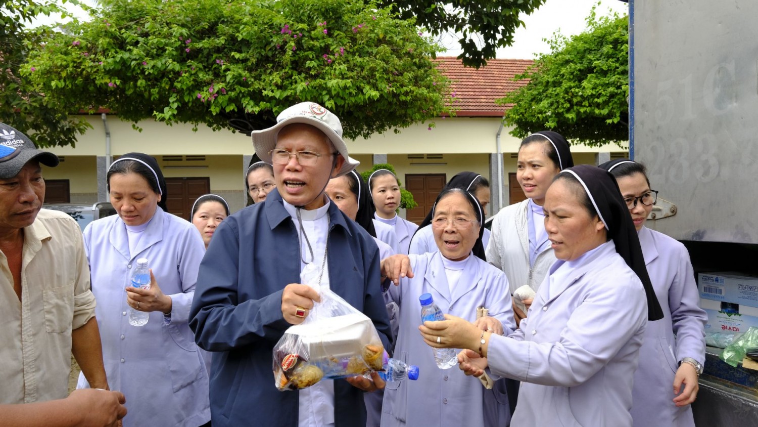 HỘI DÒNG TIẾP TỤC HƯỚNG VỀ BÀ CON VÙNG LŨ
