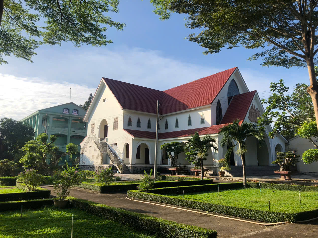 MẶT TRỜI MỌC PHÍA SAU LƯNG