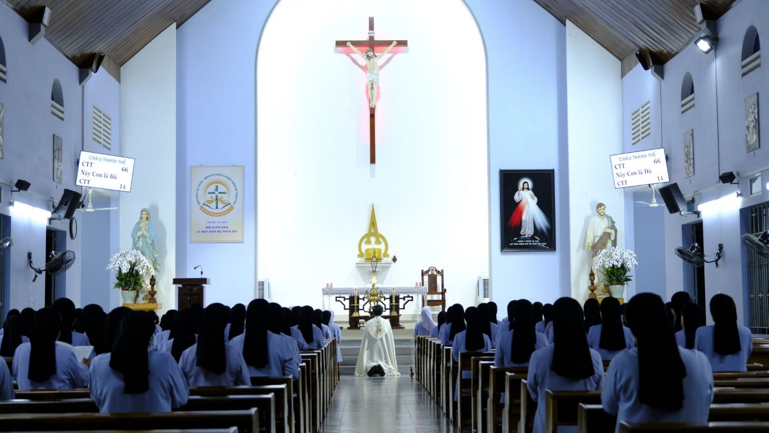 Cha Giuse Trần Sỹ Nghị, SJ chủ sự giờ chầu Thánh Thể khai mạc Tuần Tĩnh Tâm