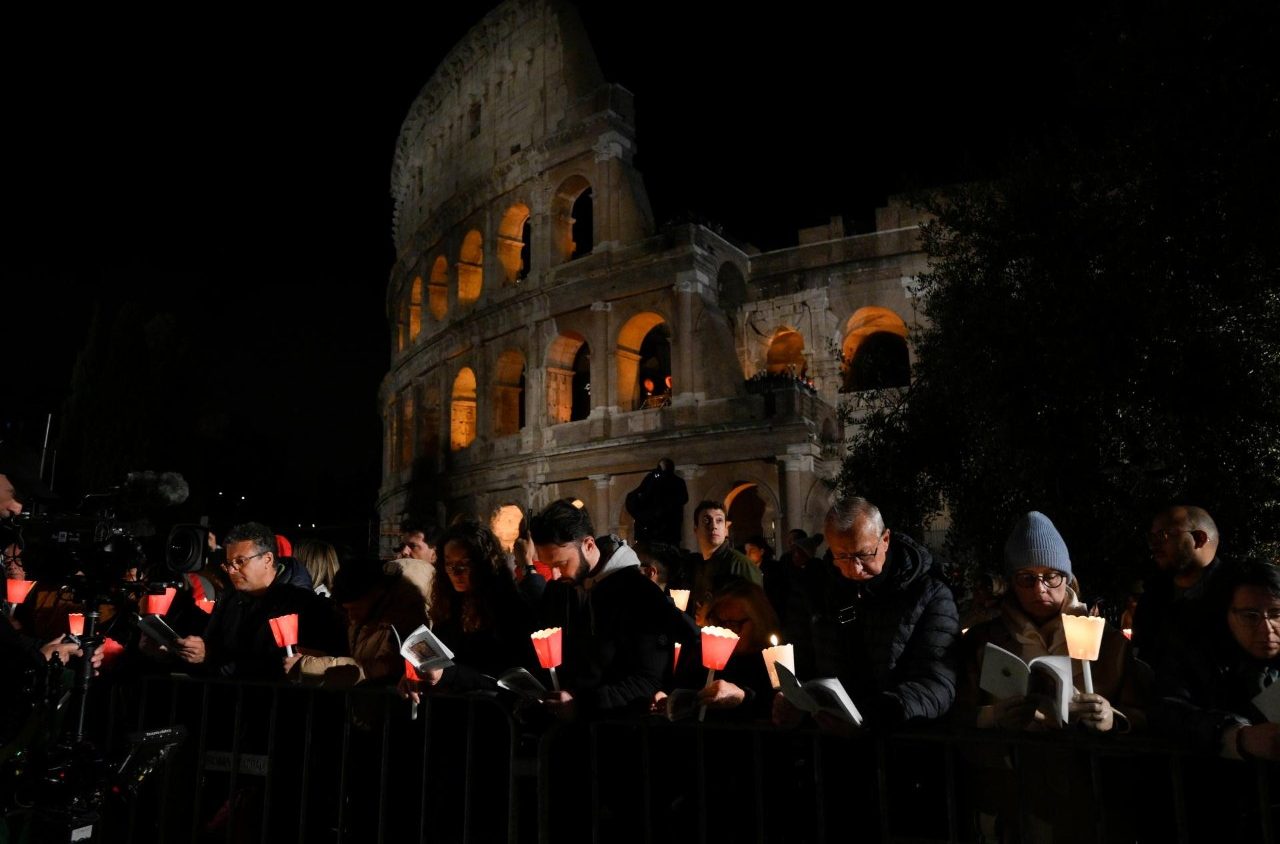 Buổi ngắm Đàng Thánh Giá tại Colosseo (18/4/2025)  (Vatican Media)