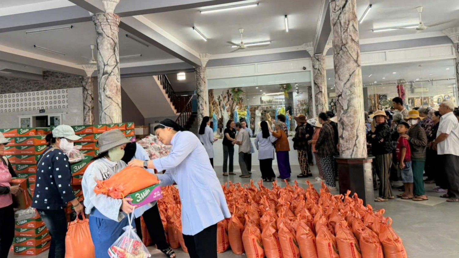 Một Ngày Lặng Và Những Cuộc Gặp