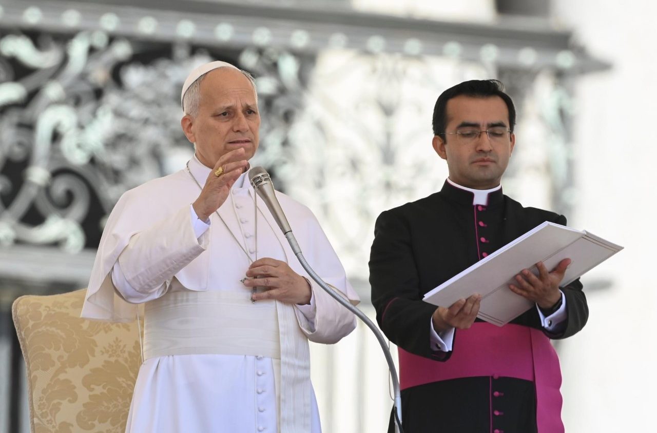 Cha Edgard Rimaycuna, thư ký riêng của Đức Thánh Cha Lêô XIV, bên cạnh Đức Thánh Cha  (@Vatican Media