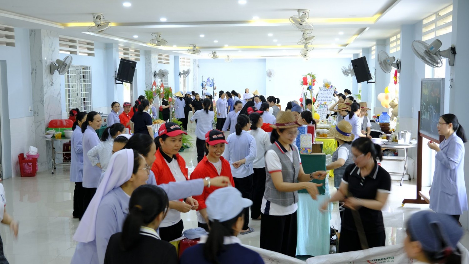 Một ngày hội nhỏ nhưng đầy ắp tiếng cười và tình gia đình dưới mái nhà Hội dòng