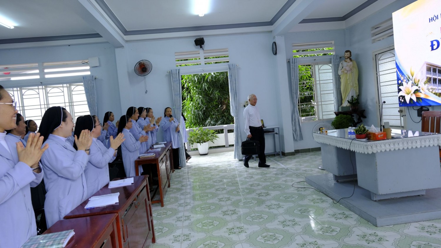 Đức Cha Giuse Huỳnh Văn Sỹ Gặp Gỡ, Chia Sẻ Cùng Chị Em Tham Dự Khóa Thường Huấn – Tĩnh Tâm năm 2026 (4)
