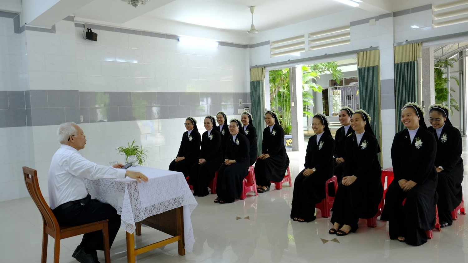 Đức Cha Giuse Huỳnh Văn Sỹ Gặp Gỡ, Chia Sẻ Cùng Chị Em Tham Dự Khóa Thường Huấn – Tĩnh Tâm năm 2026 (7)