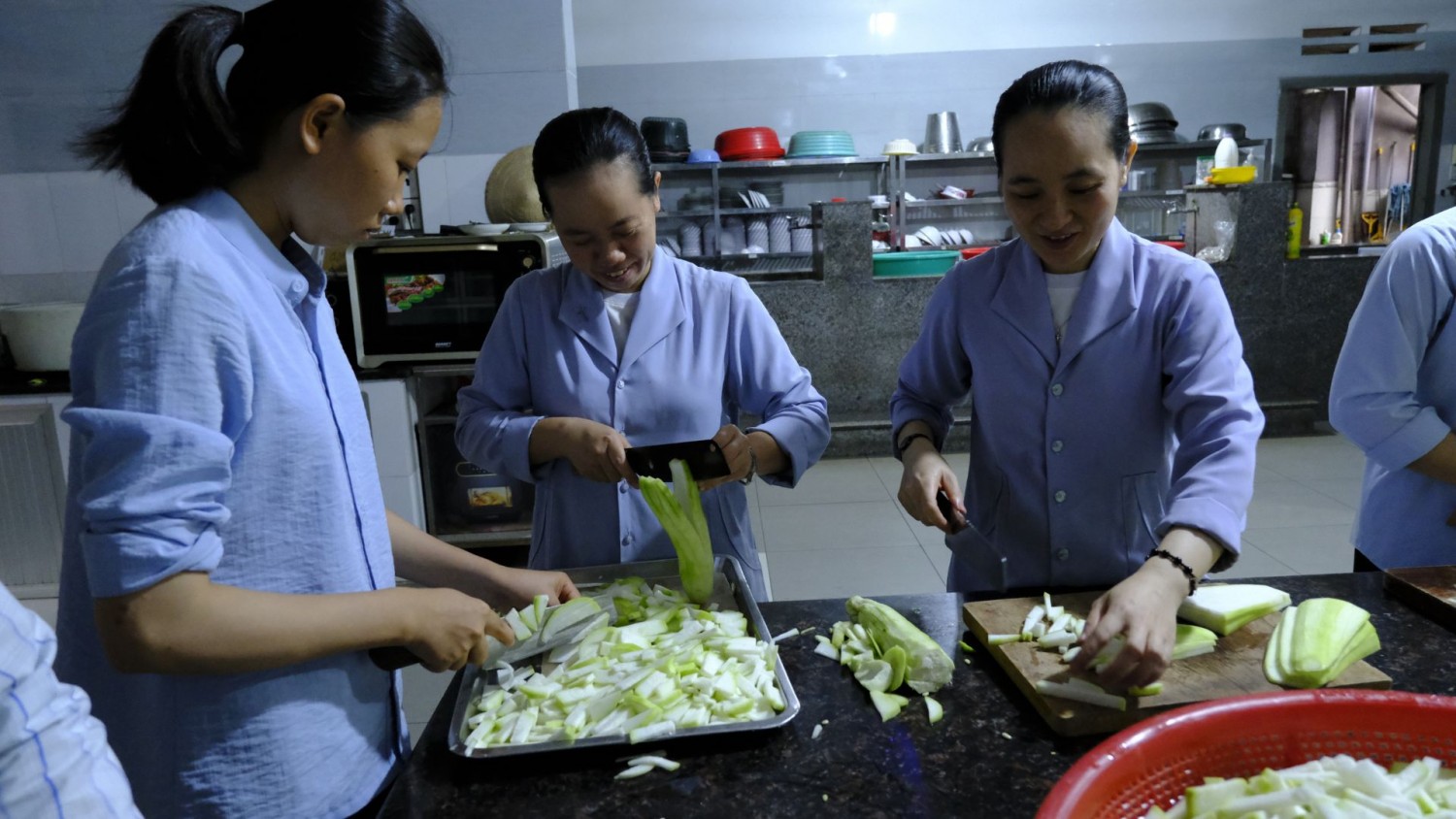 Những Bàn Tay Âm Thầm (13)