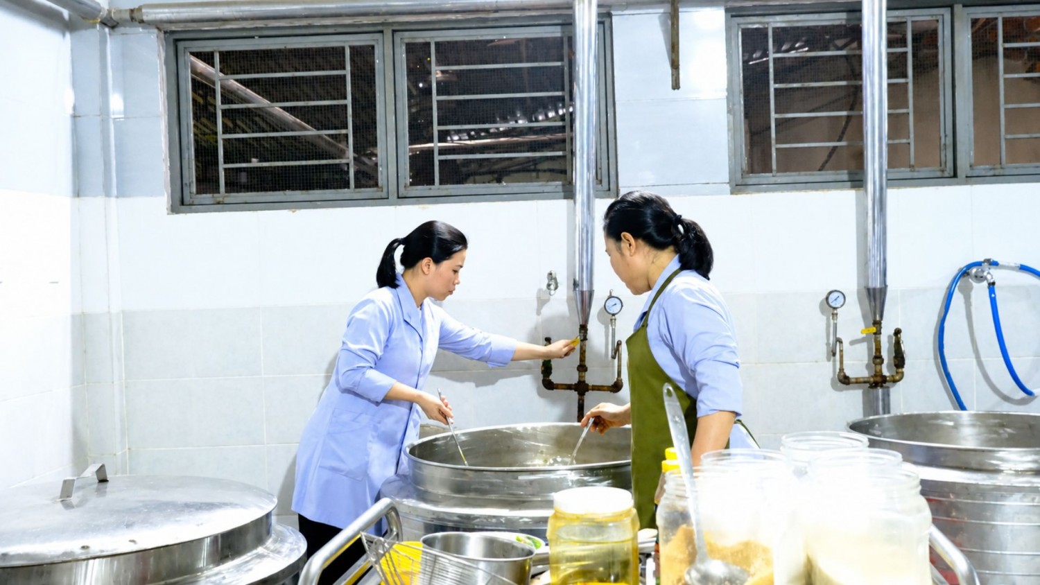 VẺ ĐẸP CỦA NHỮNG ĐÔI TAY ÂM THẦM
