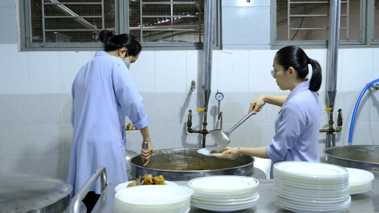 Những Bàn Tay Âm Thầm (18)