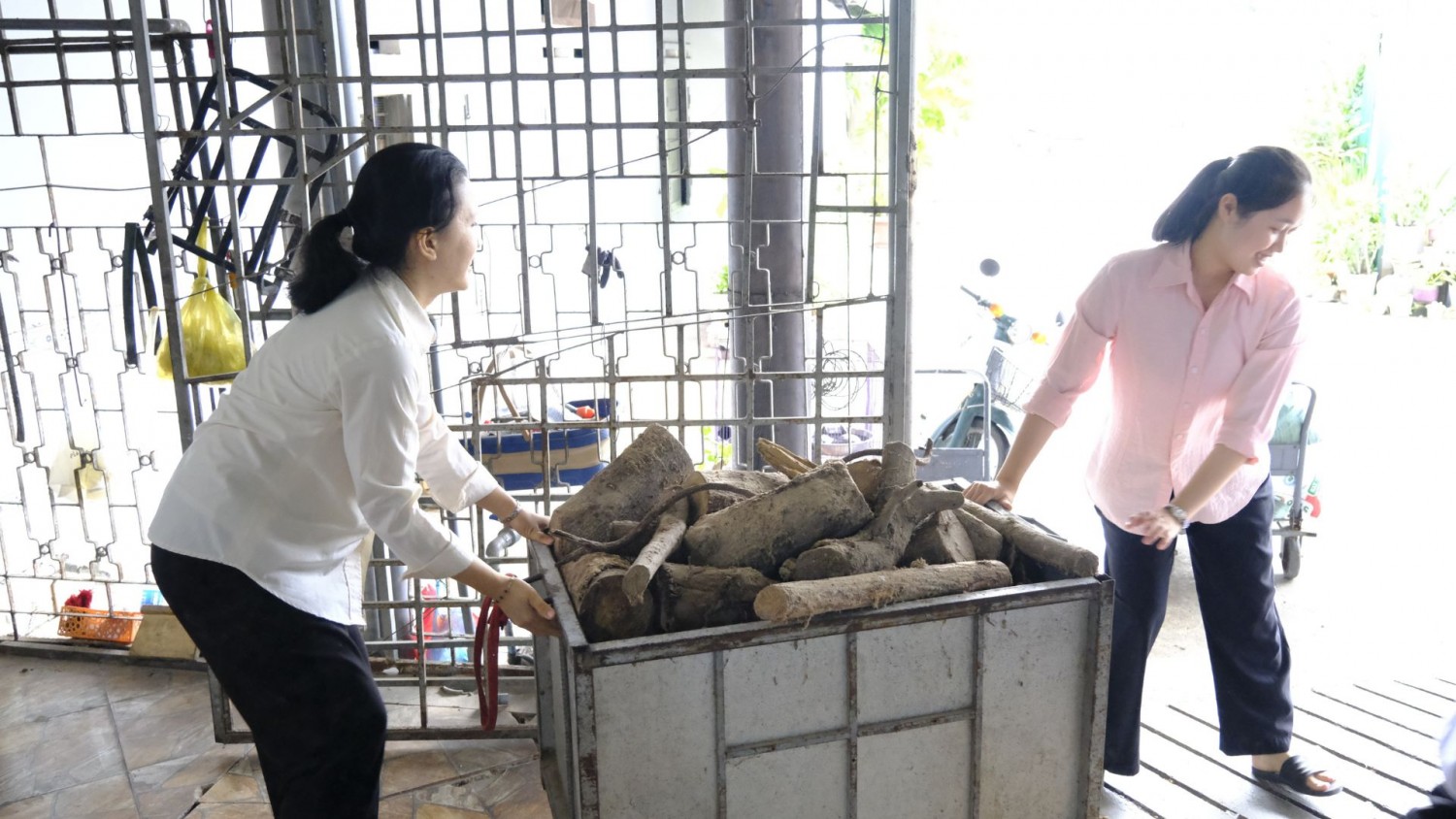 Những Bàn Tay Âm Thầm (19)