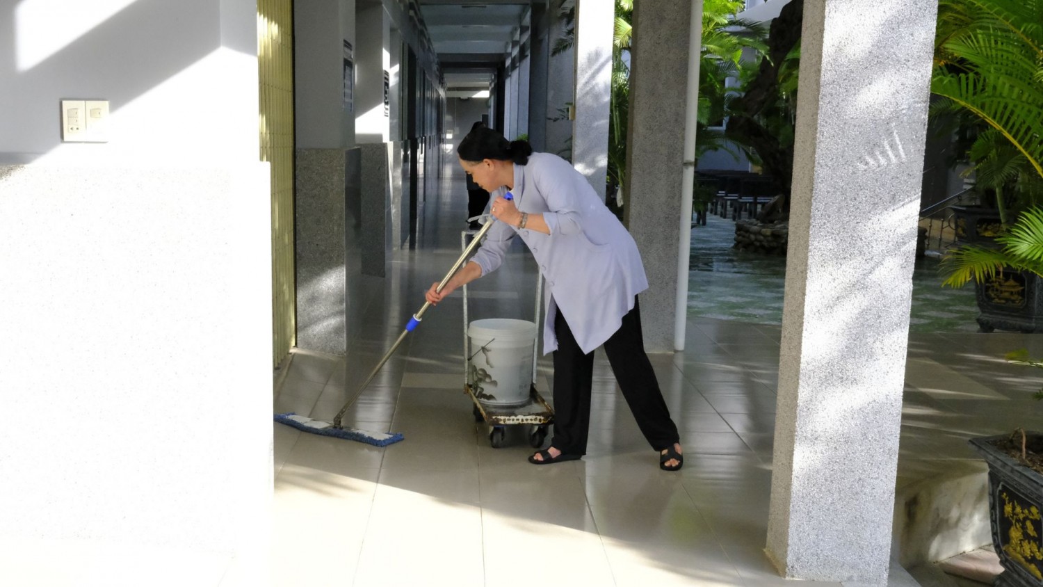 Những Bàn Tay Âm Thầm (24)