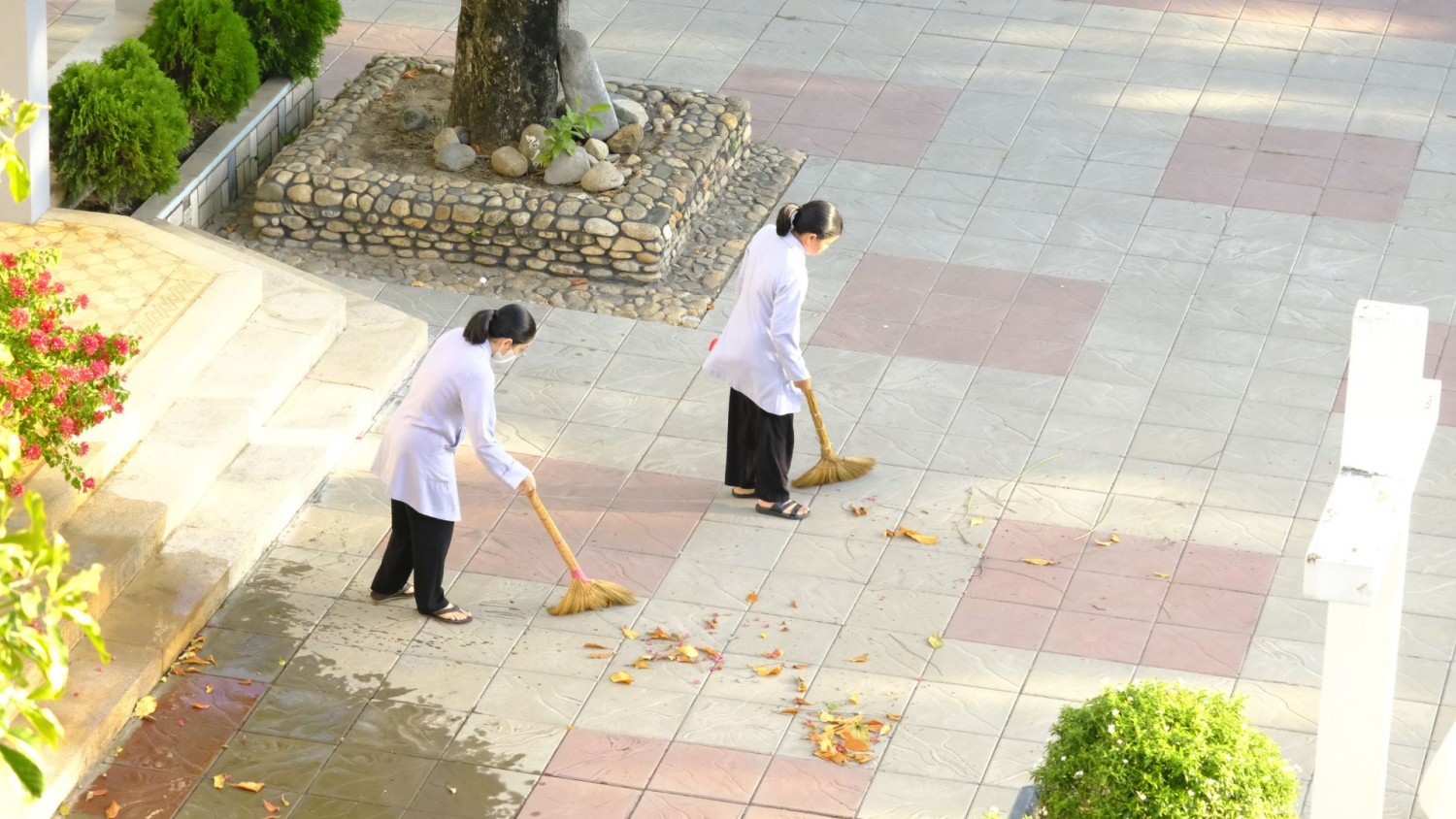 Những Bàn Tay Âm Thầm (4)