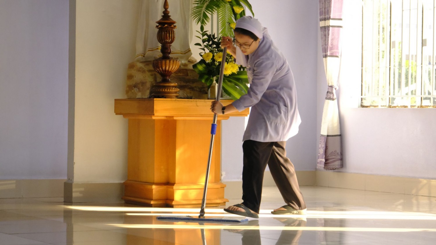Những Bàn Tay Âm Thầm (7)