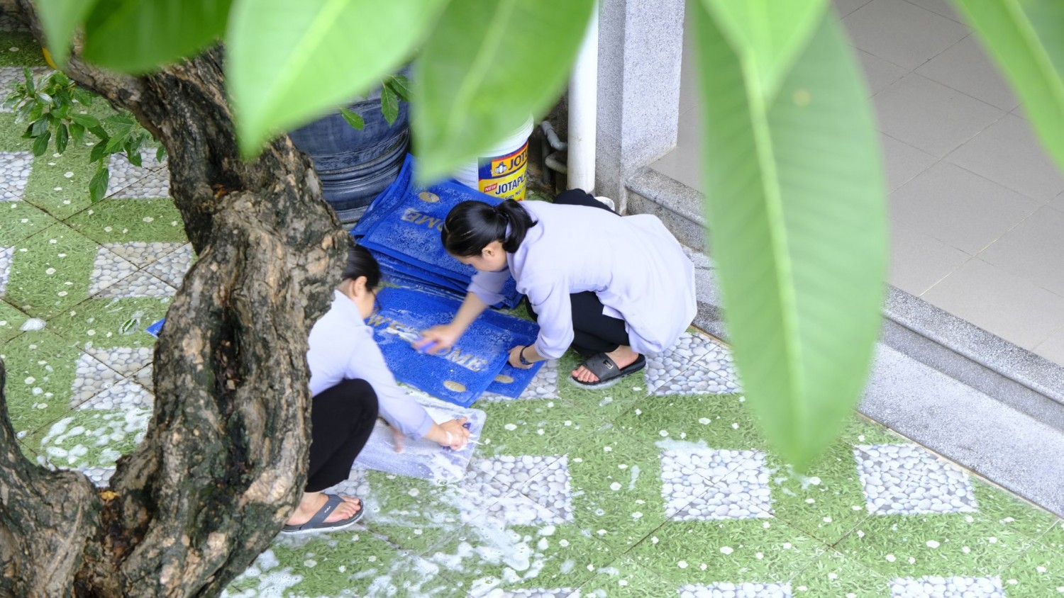 Những Bàn Tay Âm Thầm (8)