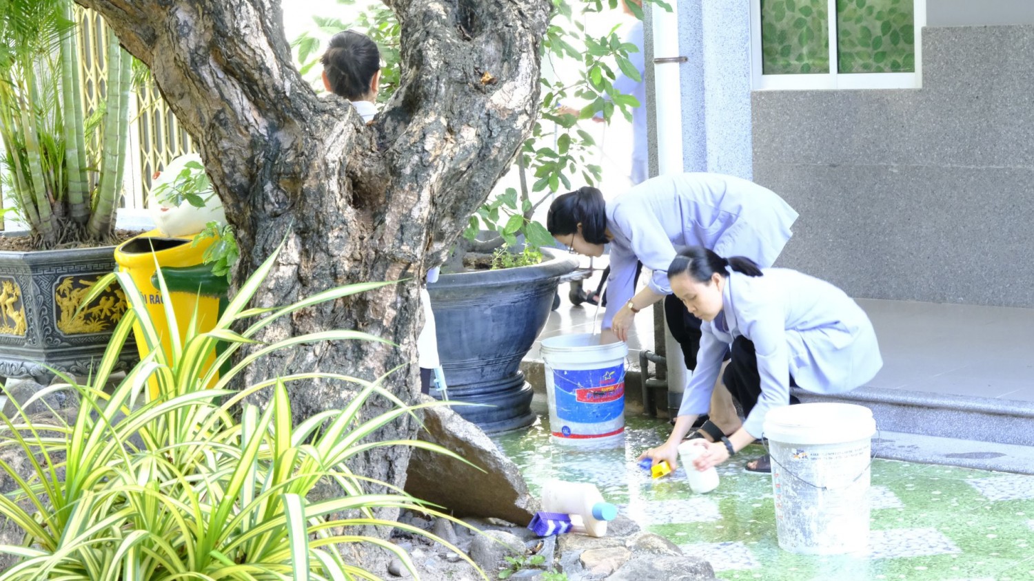 Những Bàn Tay Âm Thầm (9)