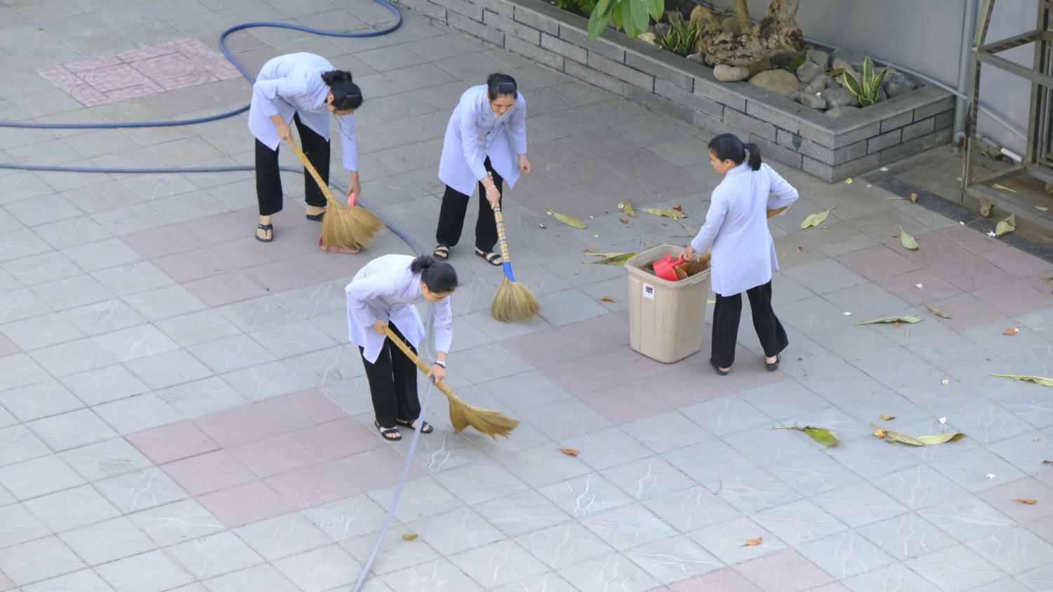 Những Bàn Tay Âm Thầm