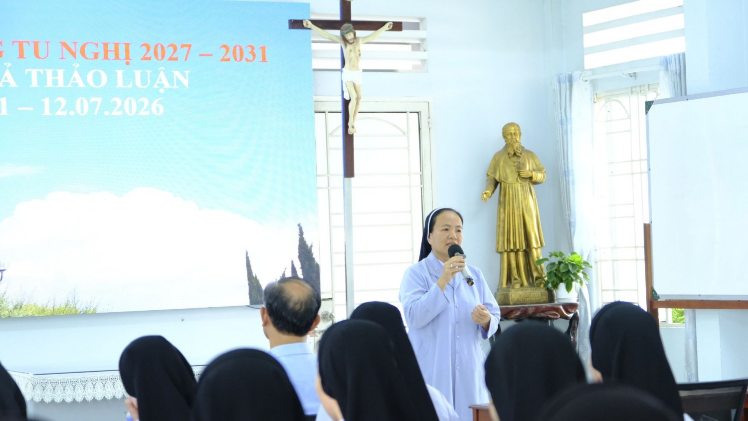 BỐN KỲ TIỀN TỔNG TU NGHỊ Cùng Nhau Lắng Nghe Để Nhận Ra Điều Chúa Muốn Cho Hội Dòng (6)