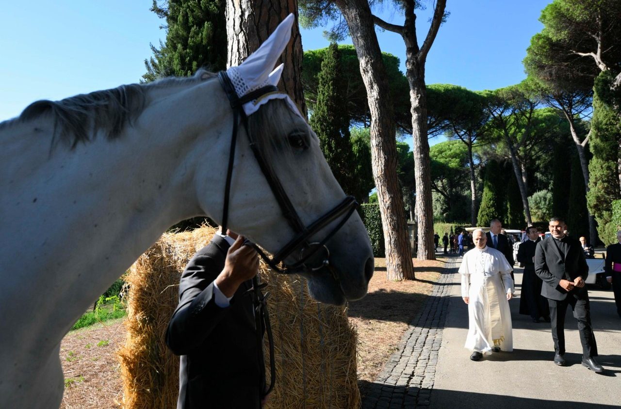 Đức Thánh Cha Lêô XIV trong buổi khánh thành và làm phép Borgo Laudato si' tại Dinh Giáo hoàng ở Castel Gandolfo  (@Vatican Media)