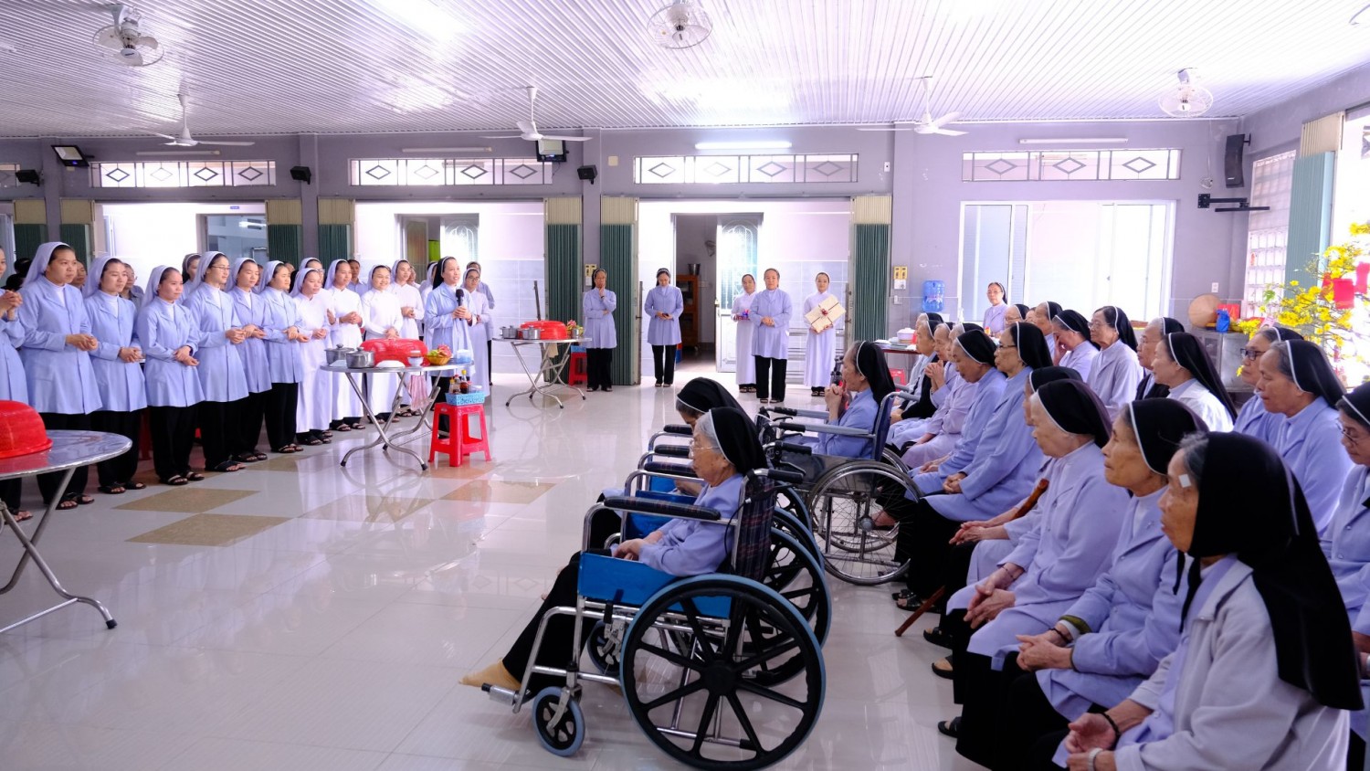 TA SẼ KHÔNG BAO GIỜ QUÊN CON Chiêm ngắm vẻ đẹp của một đời tận hiến khi đi qua tuổi già (13)