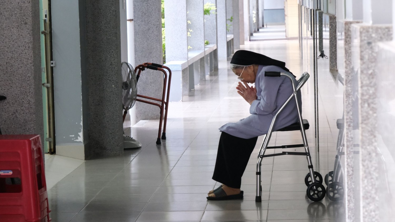 TA SẼ KHÔNG BAO GIỜ QUÊN CON Chiêm ngắm vẻ đẹp của một đời tận hiến khi đi qua tuổi già (14)