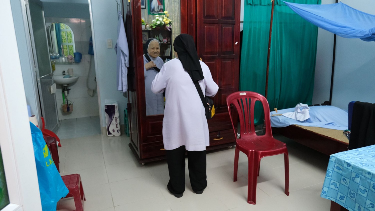 TA SẼ KHÔNG BAO GIỜ QUÊN CON Chiêm ngắm vẻ đẹp của một đời tận hiến khi đi qua tuổi già (16)