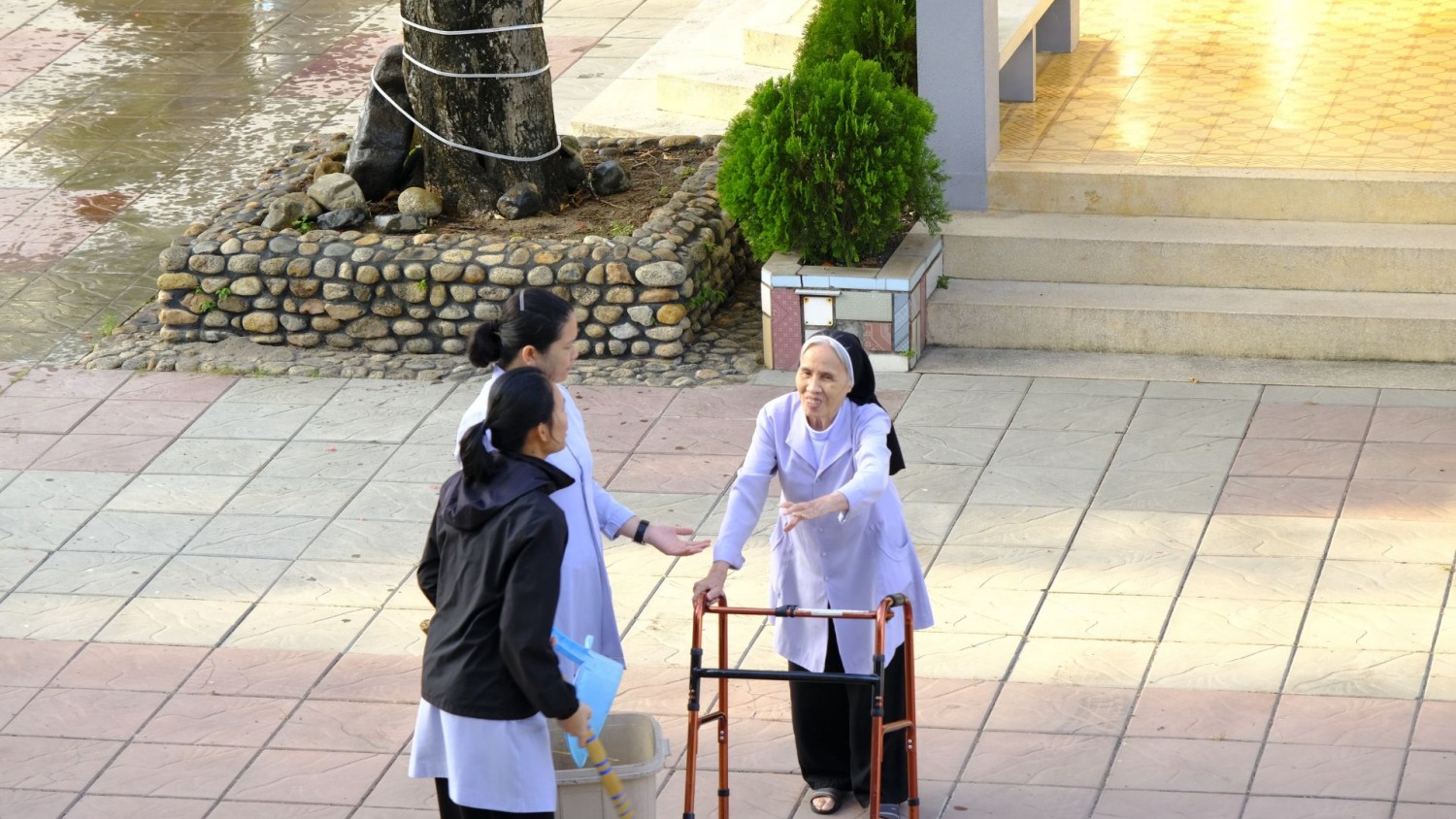 TA SẼ KHÔNG BAO GIỜ QUÊN CON Chiêm ngắm vẻ đẹp của một đời tận hiến khi đi qua tuổi già (4)