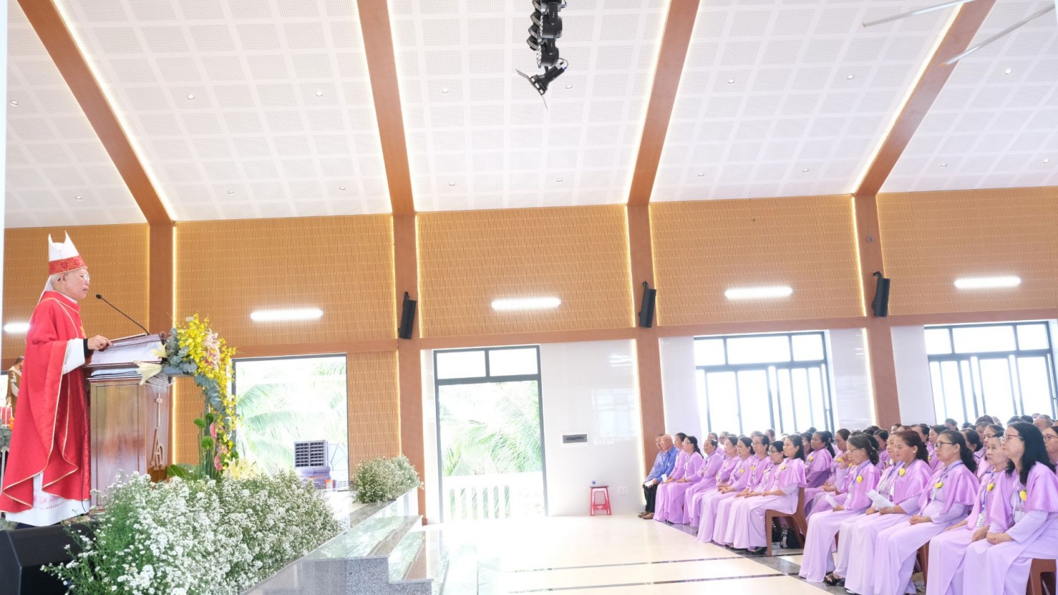 Trong bài giảng, Đức Cha Giuse Huỳnh Văn Sỹ mời gọi cộng đoàn nhìn lên Thánh Giá để nhận ra tình yêu của Đức Kitô và để tình yêu ấy sinh hoa trái trong đời sống.