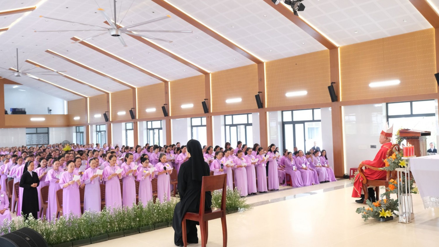 Các hội viên tuyên lời gia nhập và cam kết, tự nguyện bước theo Đức Giêsu Kitô Chịu Đóng Đinh và sống linh đạo Mến Thánh Giá giữa đời thường