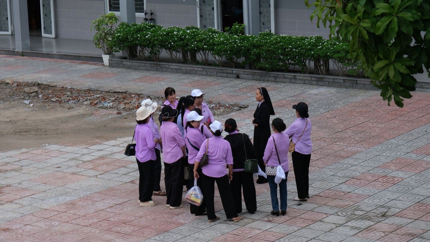 Một ánh nhìn, một lời động viên cũng có thể trở thành sự nâng đỡ trên hành trình sống ơn gọi Mến Thánh Giá giữa đời thường.