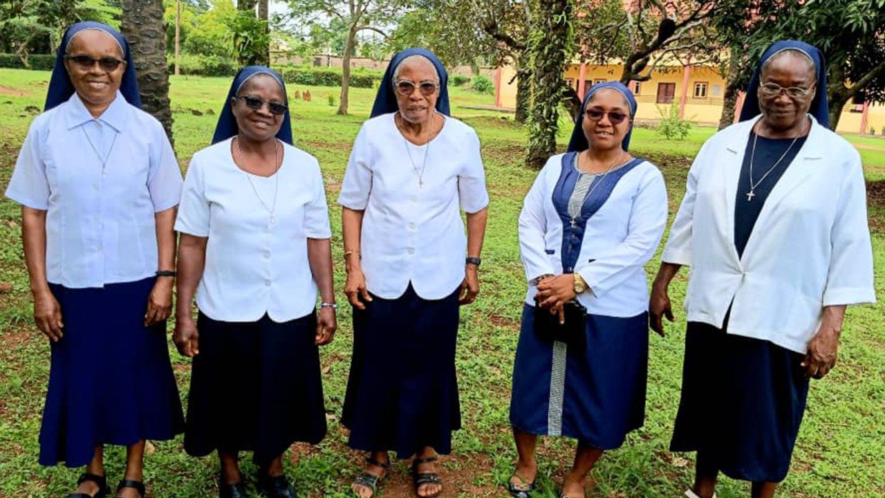 Các nữ tu Thừa sai Đức Mẹ Mân Côi tại Trung tâm tĩnh tâm ở Nsukka, Nigeria